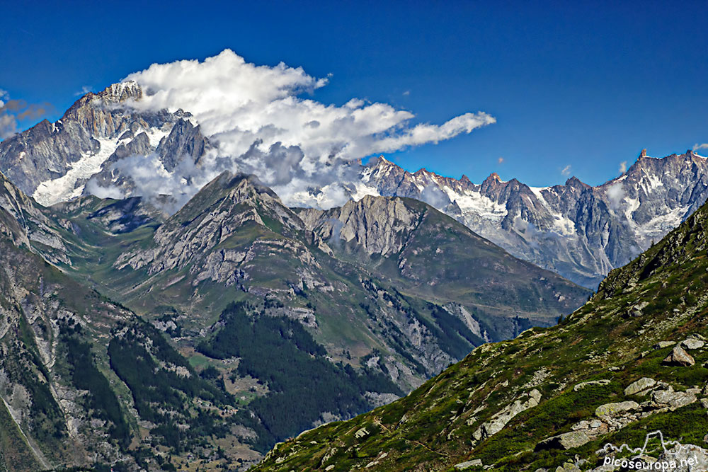 Foto: Vertiente Sur del Macizo del Mont Blanc desde una aérea senda que partiendo de las cercanías de la Thuile (45.716808, 6.959633) sube hasta el refugio Deffeyes, Alpes, Italia