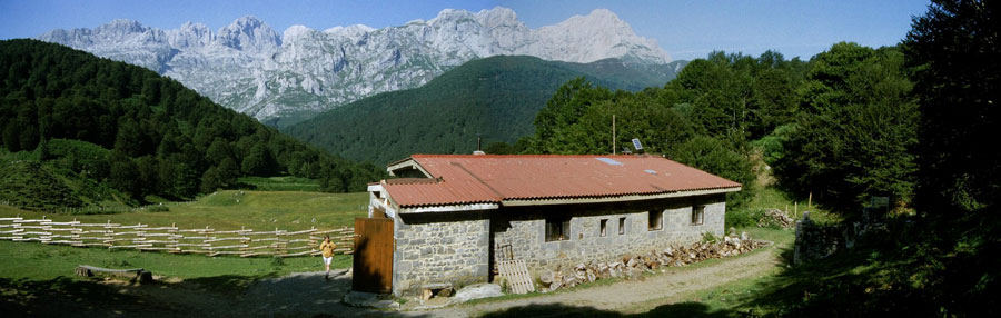Refugio de Vegabaño con Peña Santa al fondo, Sajambre, Picos de Europa, León