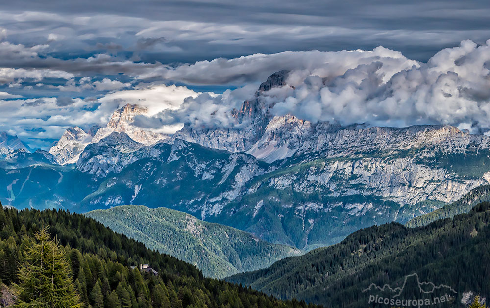 Desde el Passo Valles en Dolomitas, el Monte Pelmo iluminado por el sol a la izquierda y en el centro casi tapado por las nubes el Monte Civetta