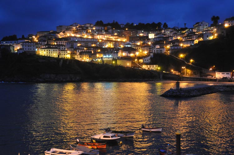 Lastres por la noche desde el espigon, Asturias, Costa del Cantabrico. Por Pepe Garcia de foropicos.net