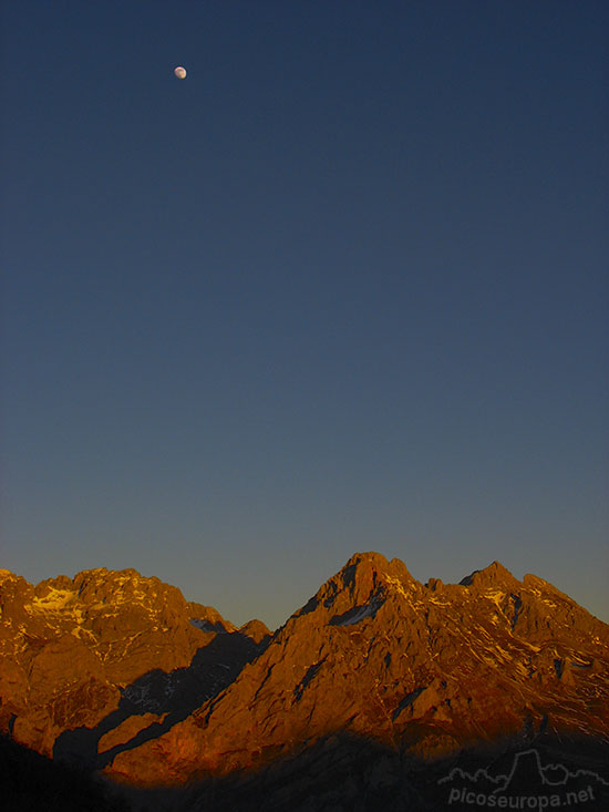 Foto: Puesta de sol sobre la Torre del Friero (2.445m), Macizo Central de Picos de Europa, León, España