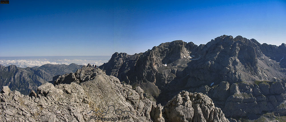 Foto: Panorámica desde la Torre del Friero (2.445m), Macizo Central de Picos de Europa, León, España