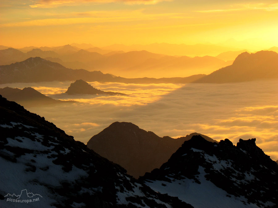 Foto: Puesta de Sol desde la Cuesta de Cebolleda en el Macizo Occidental de Picos de Europa, al finalizar la arista de los Argaos.