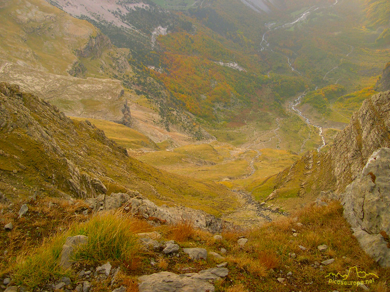 Valle de Pineta desde la subida al Balcon de Pineta, Pirineos de Huesca, Aragon, Parque Nacional Ordesa y Monte Perdido