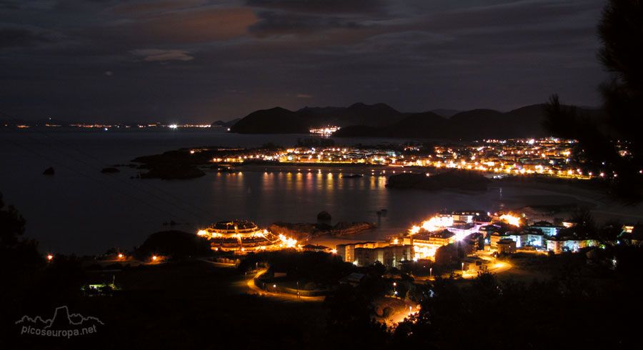 Isla y Noja de noche, costa de Cantabria.
