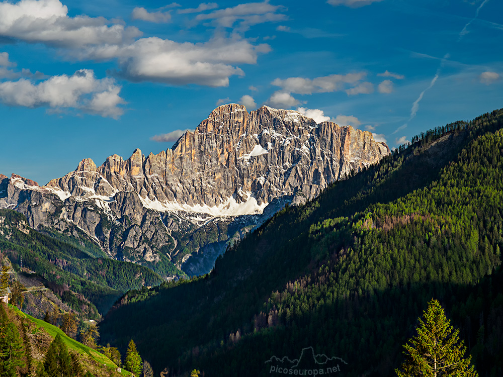 Foto: Monte Civetta desde la carretera que une el Paso Pordoi con el Paso Falzarego. Dolomitas, Italia.