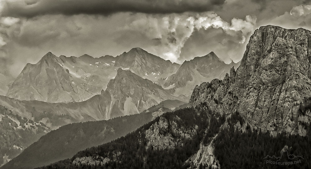 Foto tomada subiendo al Refugio de Roda di Vael en las Dolomitas, Alpes, Italia.