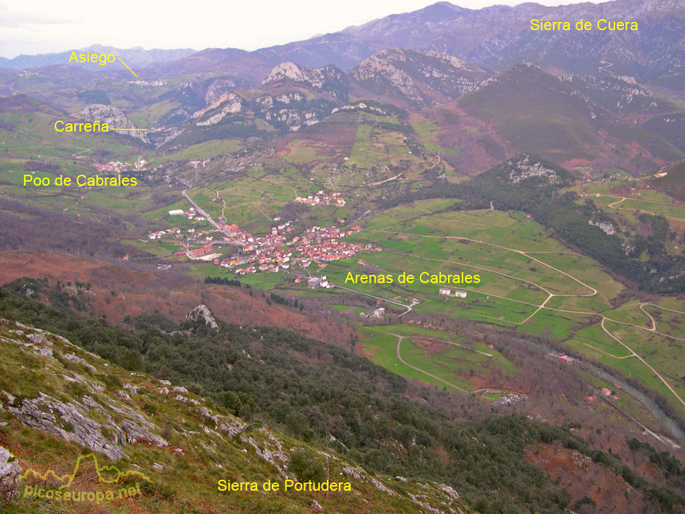Foto: Arenas de Cabrales desde la Calzada Romana que sube a la Sierra de Portudera, Asturias, Picos de Europa