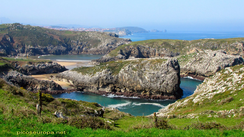 Playa de Cue desde la punta Santa Clara, Costa de Asturias, Mar Cantabrico