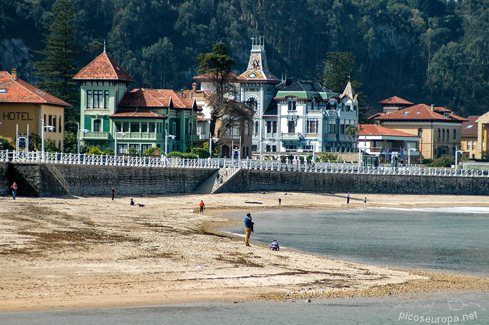 Paseo maritimo de Ribadesella con sus casonas y hoteles asomandose a una de sus playas