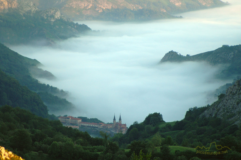 Foto: Santuario de Covadonga desde la carretera de subida a los Lagos de Covadonga