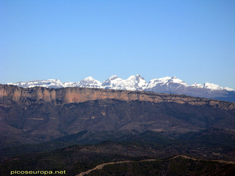 Las paredes del lado sur de Peña Oroel y detras la cumbre del Aspe, Pirineos de Huesca