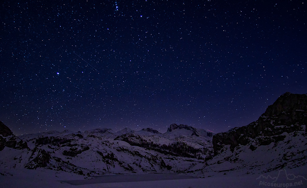 Foto: Noche de estrellas en Picos de Europa, la foto esta tomada desde el aparcamiento del Lago de la Ercina, Lagos de Covadonga.