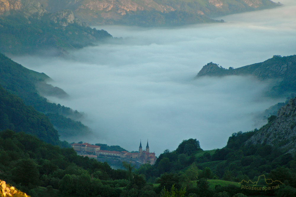Vista del Santuario de Covadonga desde la carretera de subida a los Lagos de Covadonga