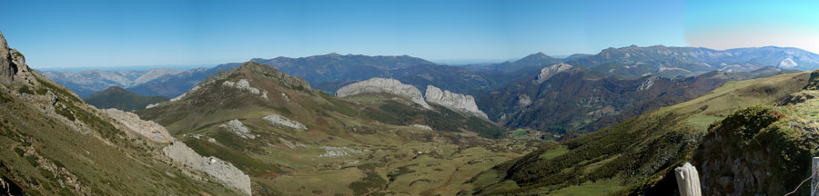 La zona de Caloca y Vendejo con su caracteristica Peña Cigal desde los Puertos de Pineda. Liebana, Cantabria