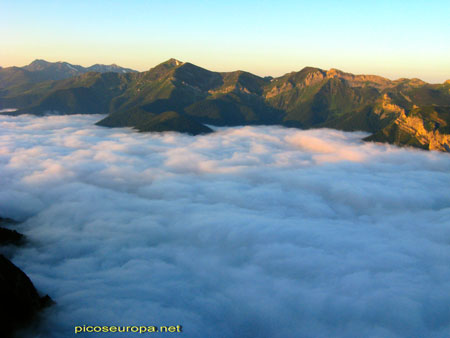 Foto: Atardecer desde el Cable, estación superior del Teleferico de Fuente De, Picos de Europa