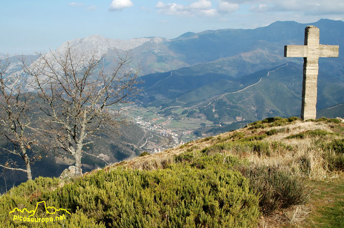 Foto: Vistas desde la Cruz de Viorna del Valle de Liebana, Picos de Europa, Cantabria