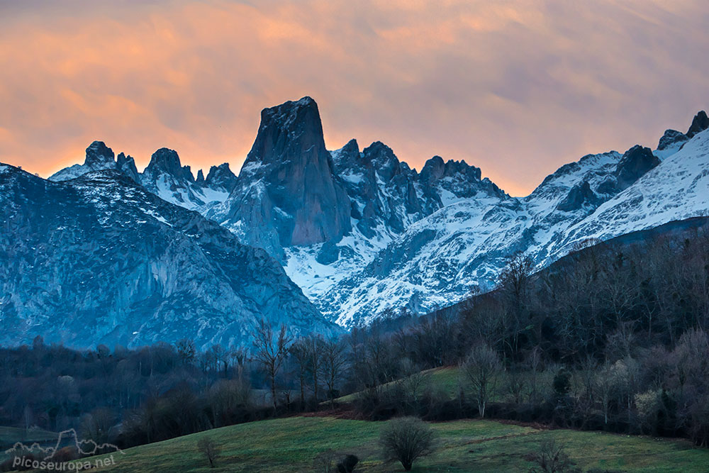 Foto: Vista del Pico de Urriellu (Naranjo de Bulnes) desde el Mirador del Pozo de la Oración en Poo de Cabrales, Macizo Central de los Picos de Europa, Asturias