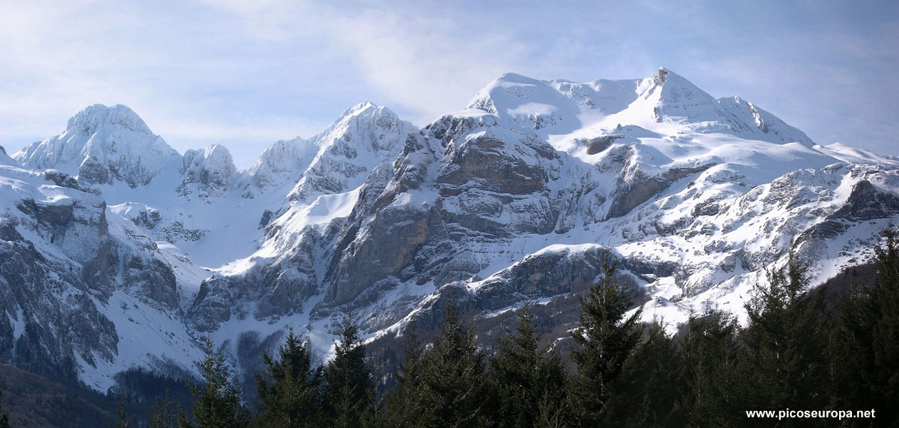 Foto: Pico Llena de la Garganta, Pico Llena del Bozo y Ruabe del Bozo desde la carretera que baja del Puerto de Somport hacia Francia
