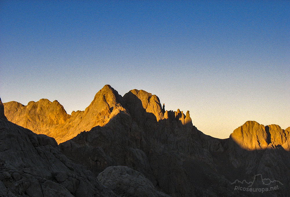 Foto: Puesta de sol con los Picos de Santa Ana desde Cabaña Verónica, Macizo Central de Picos de Europa, Parque Nacional