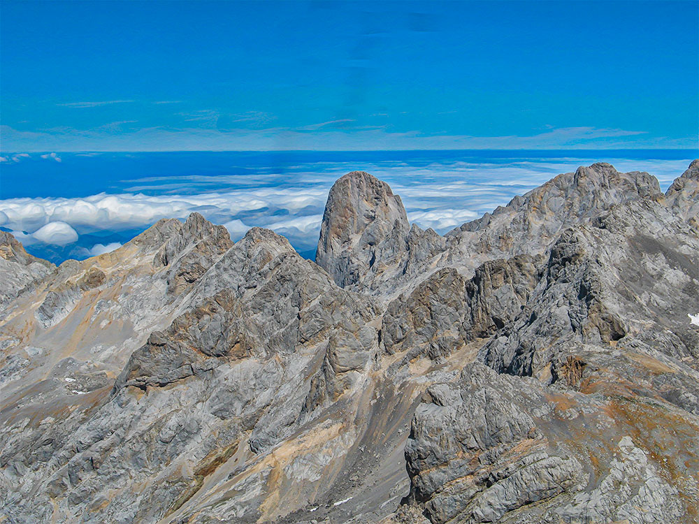 Foto: Pico Urriellu desde la cumbre de la Torre del Llambrión, Picos de Europa.