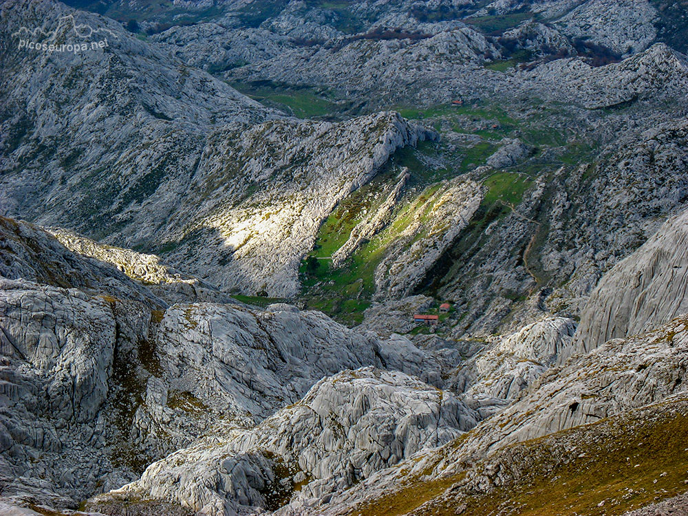 Foto: Refugio de Vegarredonda y su espectacular entorno, Parque Nacional de los Picos de Europa