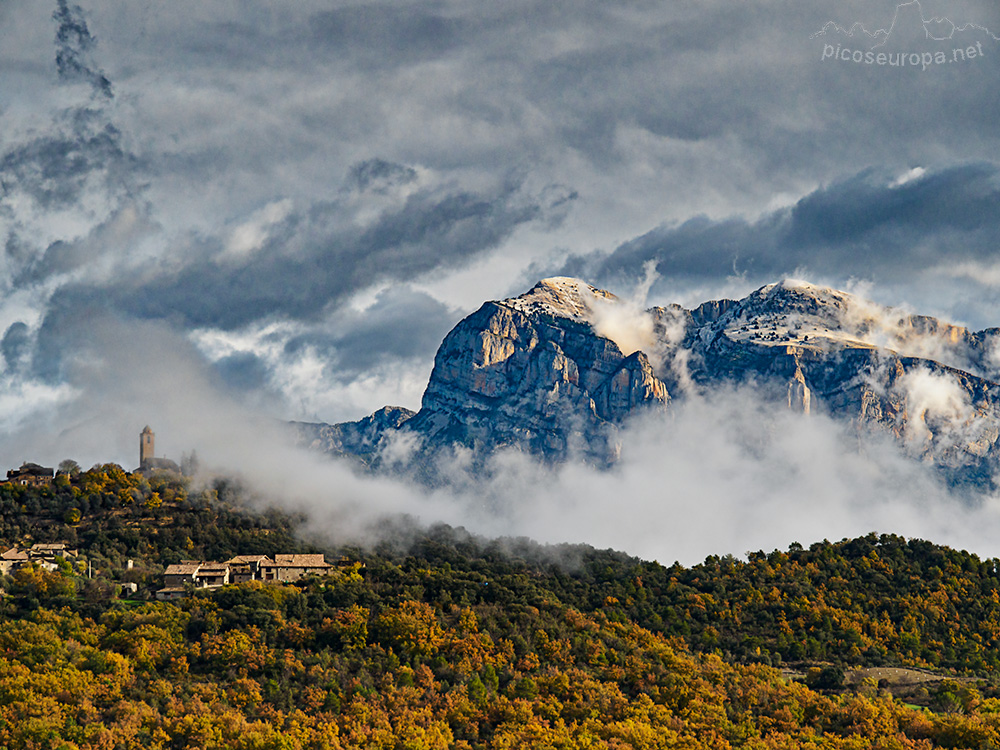 Foto: El pueblo de Guaso y Peña Montañesa desde el pueblo de La Torrecilla cerca de Ainsa, Pirineos de Huesca.