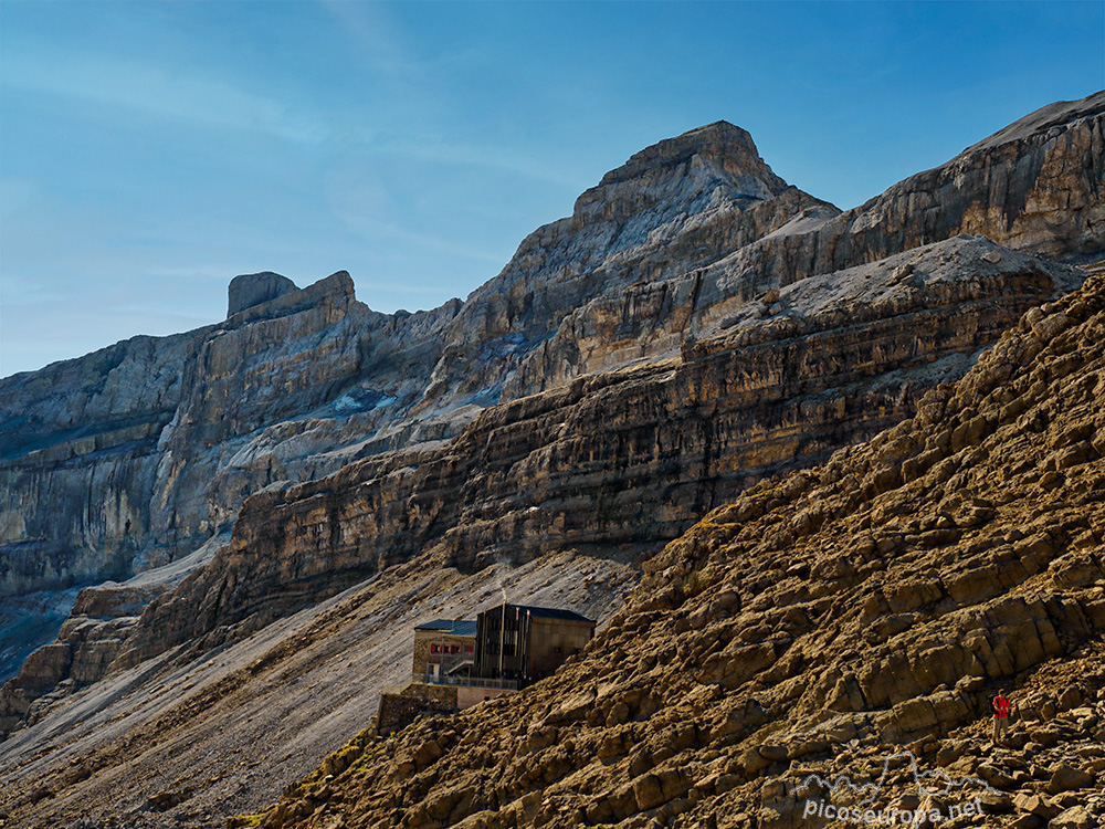 Foto: El Refugio de Sarradets con la imponente cumbre del Casco asomando por encima de él, Gavarnie, Pirineos Francia