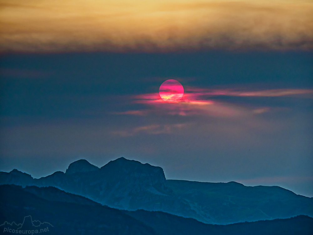 Foto: Una curiosa puesta de sol desde el Col del Aubisque, Gourette, Pirineos, Francia.
