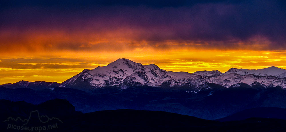 Foto: Pic du Montaigu al amanecer desde el Col de Aubisque, Gourette, Pirineos, Francia