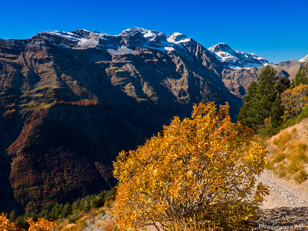 Foto: Collado de Aisclo, Pico de Aisclo, Monte Perdido y el Cilindro, Valle de Pineta, Parque Nacional de Ordesa y Monte Perdido
