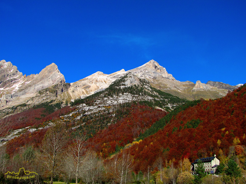 Foto: El parador Nacional de Pineta, Pirineos de Huesca, Aragon, Parque Nacional Ordesa y Monte Perdido