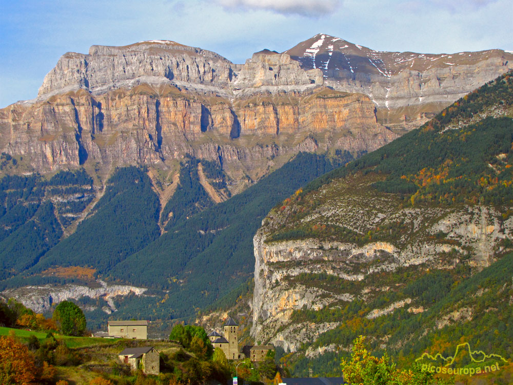 Foto: Torla con la muralla de Mondarruego al fondo y la Punta Escuzana, Pirineos de Huesca, Aragon, Parque Nacional de Ordesa y Monte Perdido
