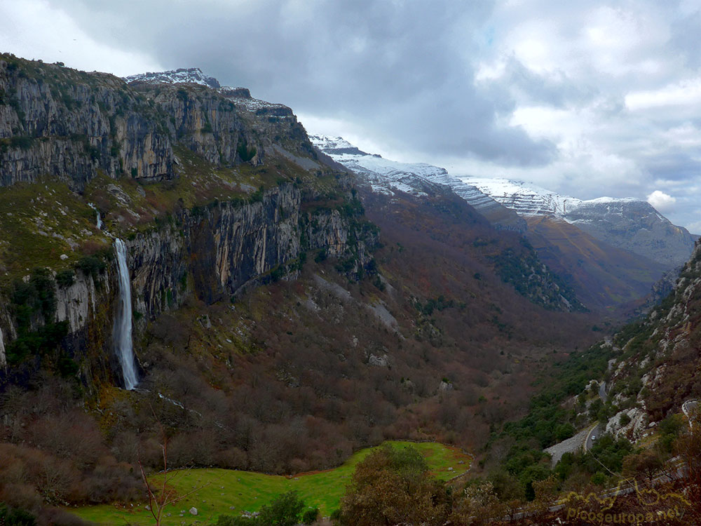 Foto: Cascada del Asón, desde los Collados del Asón en la misma carretera, Cantabria