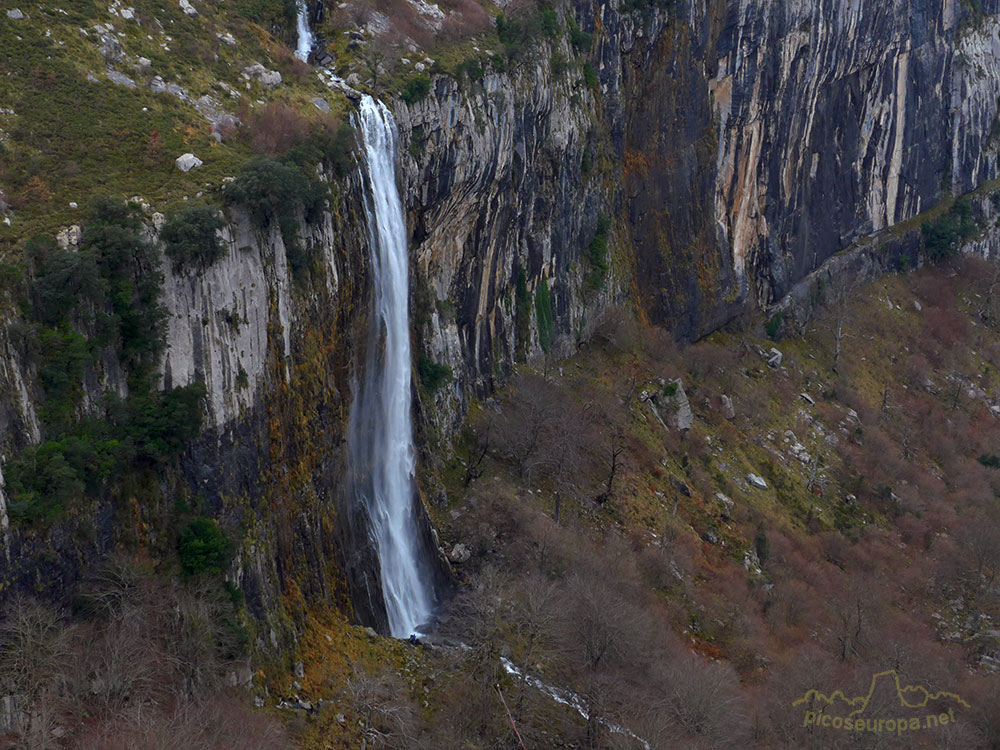 Foto: Cascada del Asón, desde los Collados del Asón en la misma carretera, Cantabria