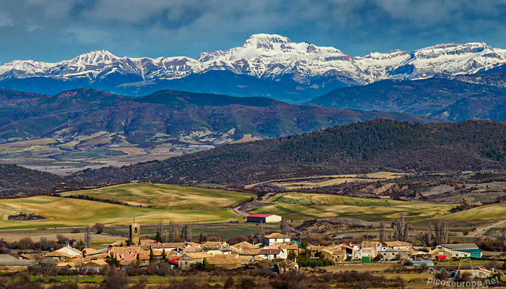 Foto: El pico Bisaurin, abajo el pueblo de Bailo desde el Puerto de Santa Barbara, carretera A-132 de Pamplona a Huesca.