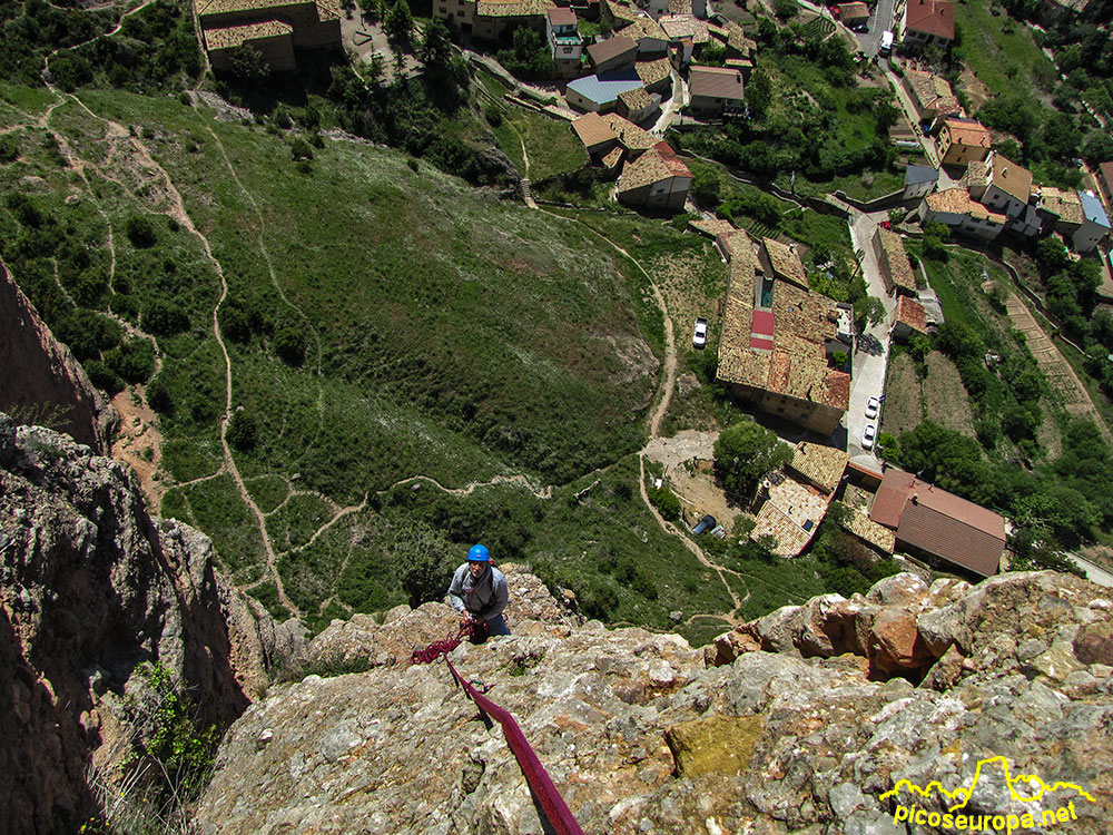 Foto: Otra de las imagenes tipicas de los Mallos de Riglos: la escalada, Pre Pirineos de Aragón