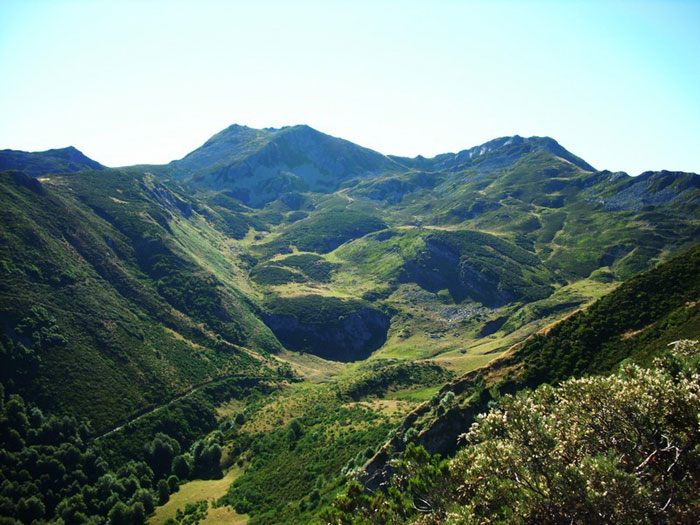 El valle del Cares y detras el Pico Gildar y el Pico Cebolleda, Valdeón, Picos de Europa, León