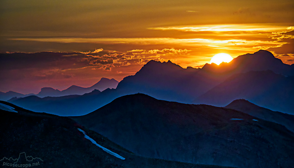 Puesta de sol desde el Col de la Bonette, Parque Nacional de Mercantour, Alpes Maritimos, Francia.