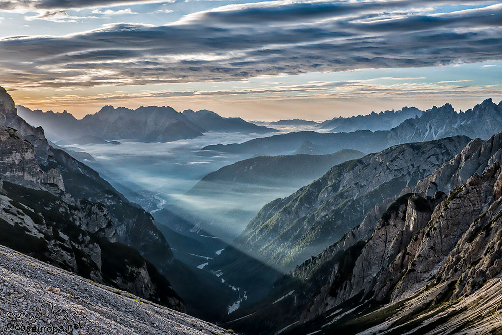 Una vista desde las proximidades del Refugio Auronzo, bajo las Torres de Lavaredo. Dolomitas