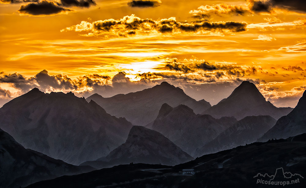 Puesta de sol desde el Refugio Auronzo en Dolomitas, zona de las Agujas de Lavaredo