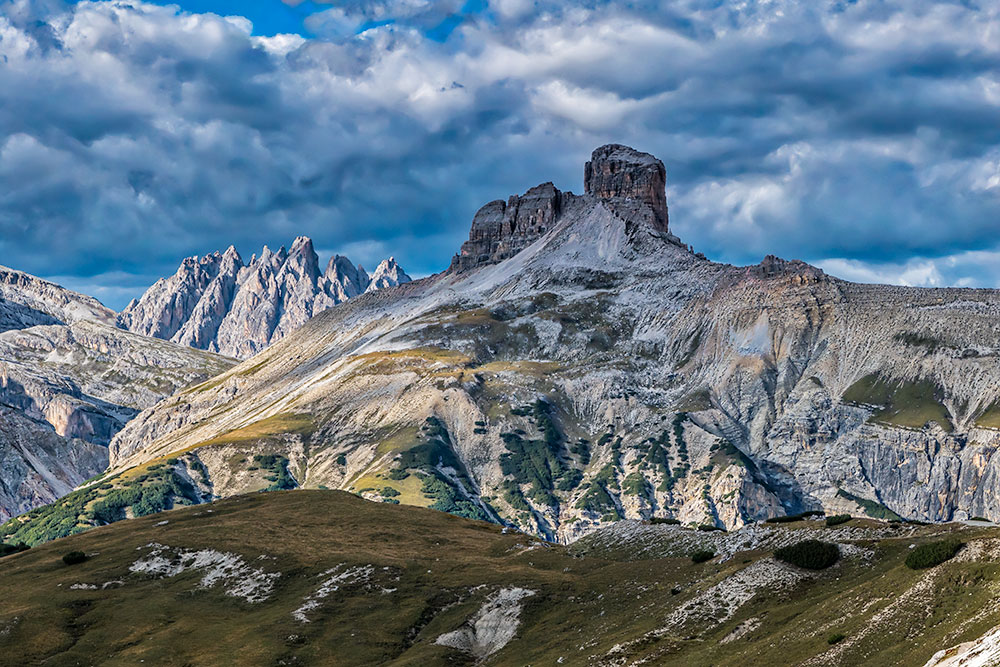 Torre die Scarperi desde el Col di Mezzo en el lado Este de las Tre Cime di Lavaredo, Dolomitas. Al fondo las cumbres que forman la Rocca dei Baranci.