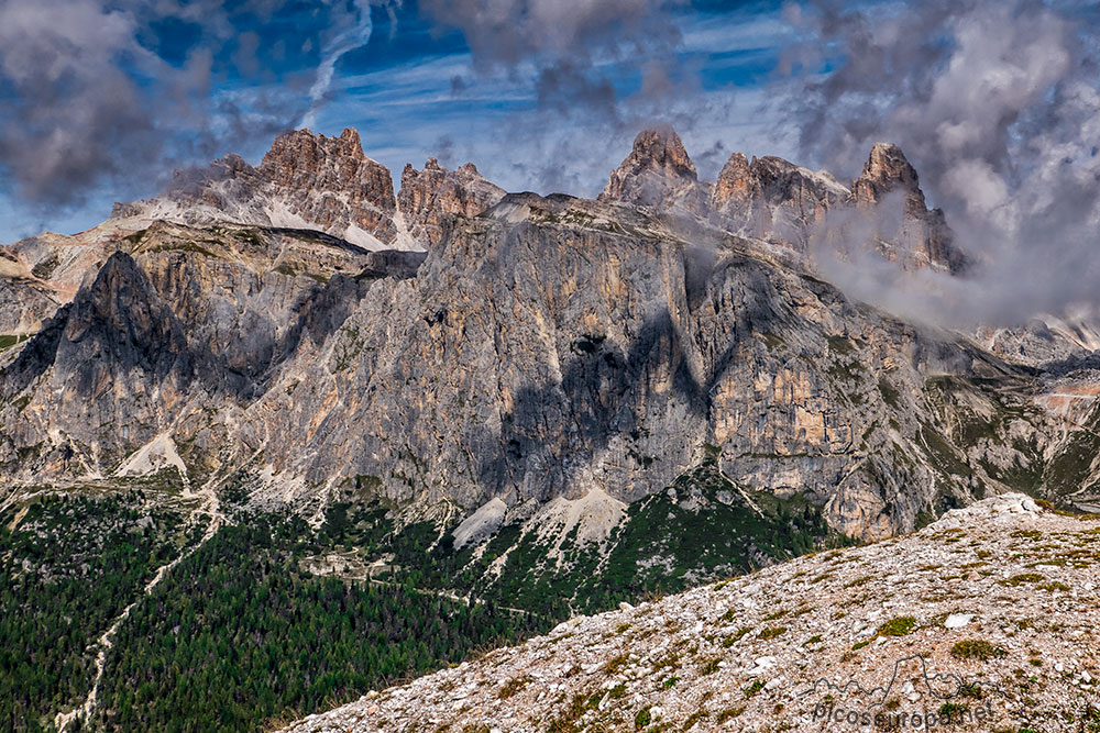 La zona de las Torres di Falzarego y Col di Bos desde las Cinque Torre, Dolomitas, Alpes, Italia