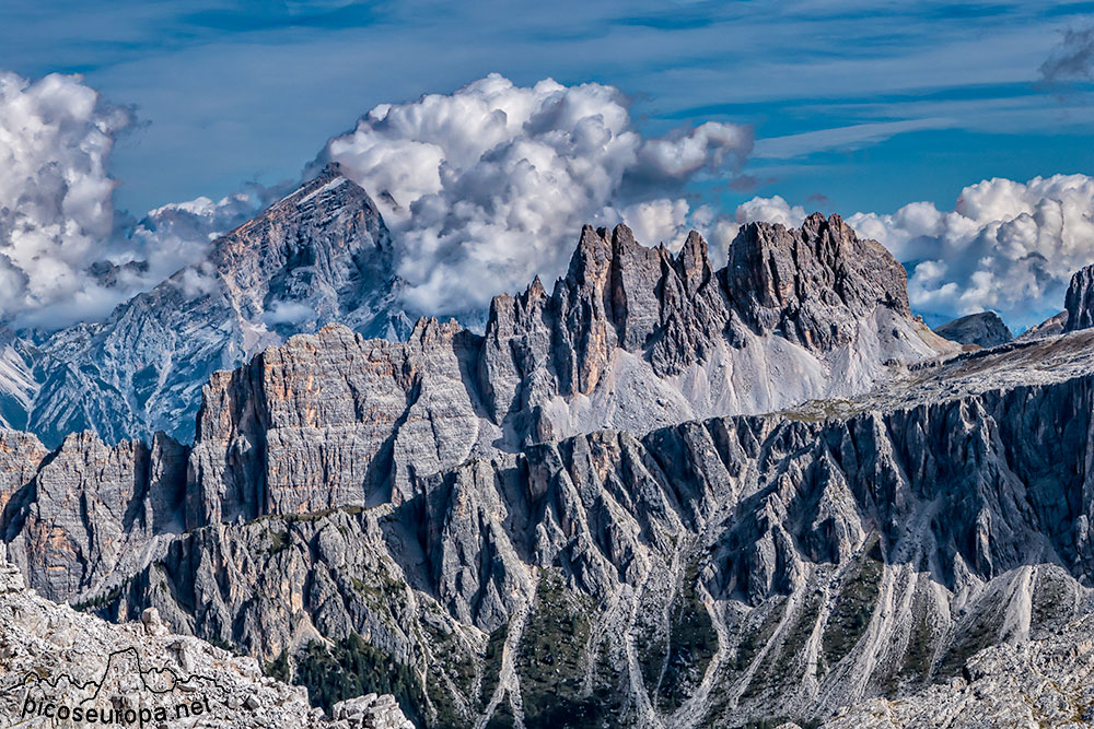 Las cumbres de Croda di Lago y por detrás asoma la cima del Antelao desde la zona de las Cinque Torre. Dolomitas