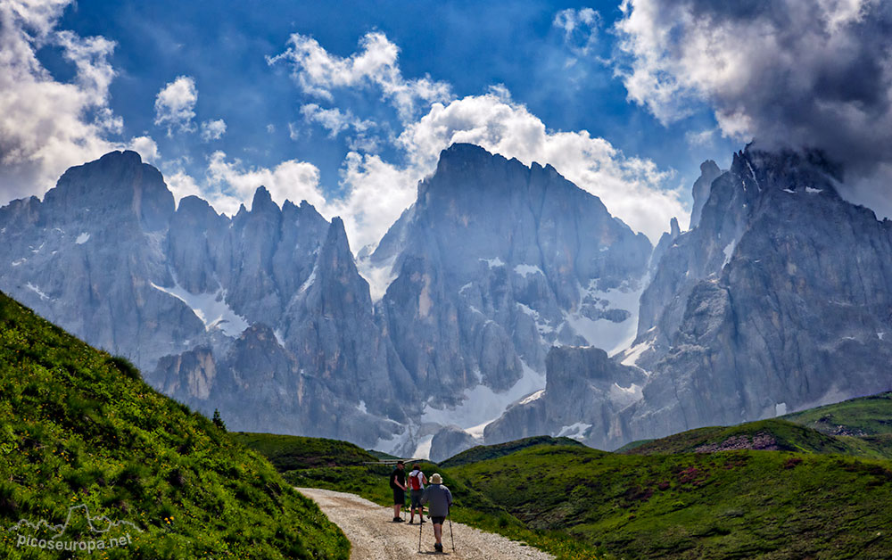 De camino al Lago Baita desde el Passo Rolle, Dolomitas.