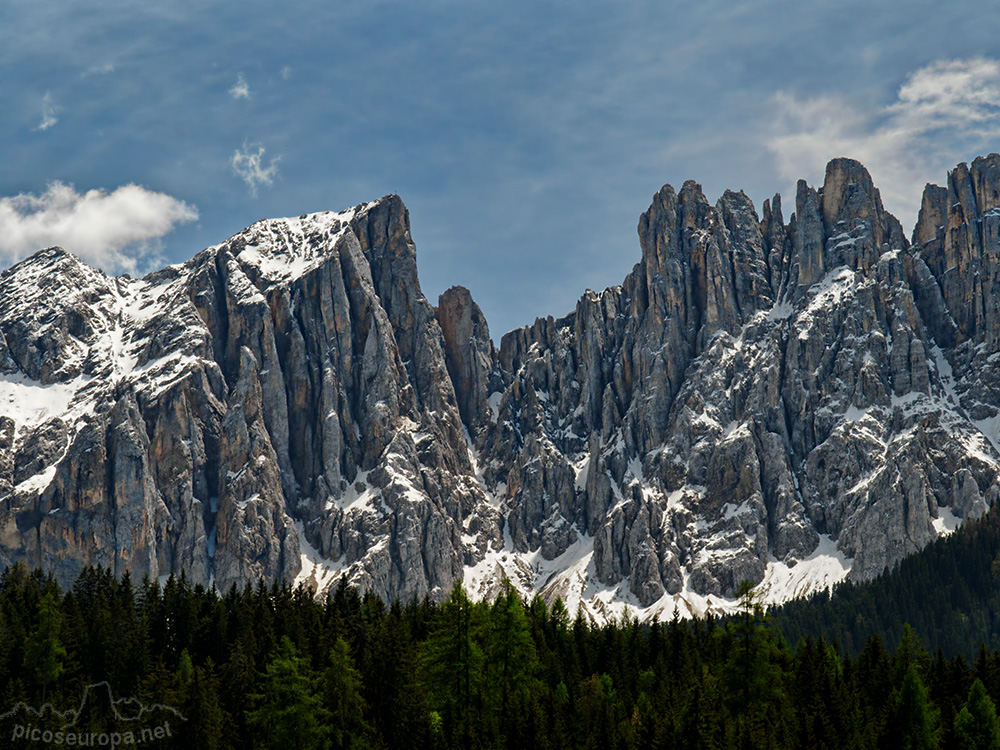 Foto: Montañas de Latemar desde las proximidades del Lago di Carezza, Dolomitas, Italia.
