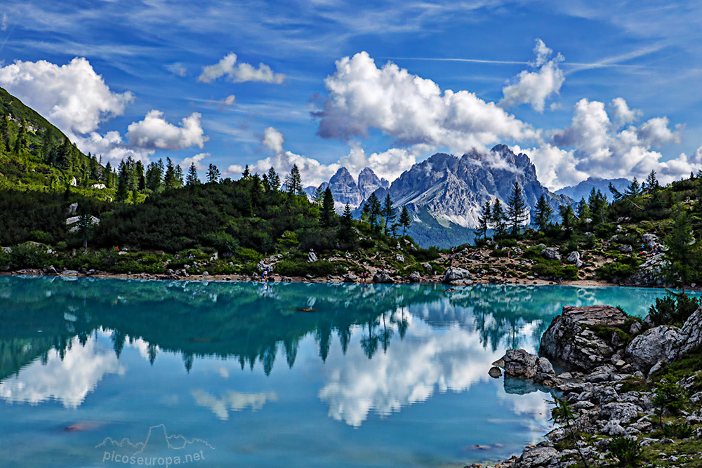 Lago Sorapis en Dolomitas, Italia