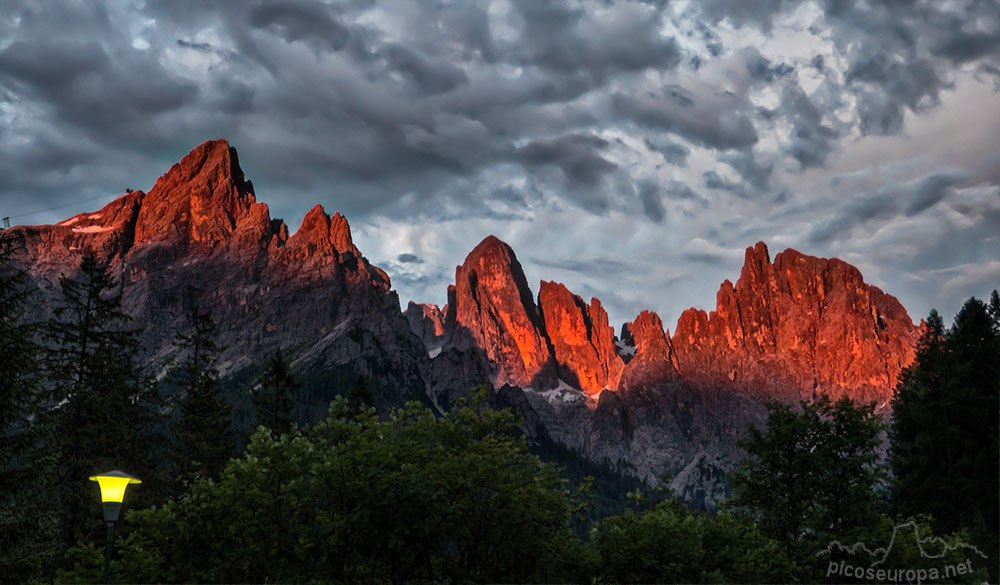 Puesta de sol desde el camping de San Martino di Castrozza, Dolomitas, Italia.