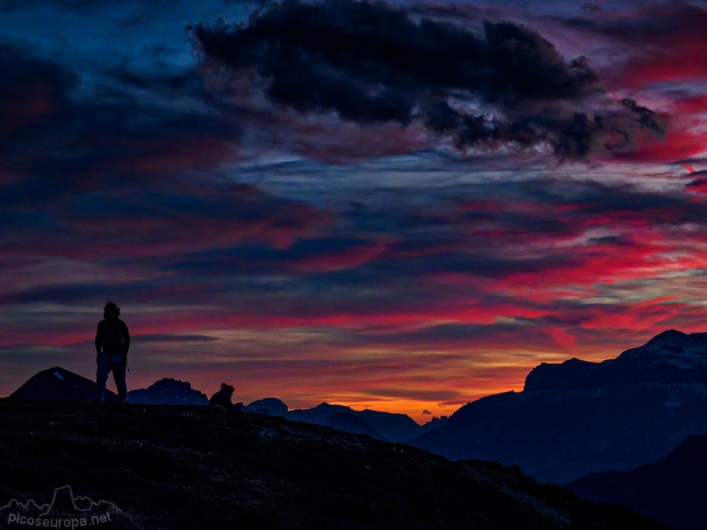 Foto: Puesta de sol desde la Punta Zonia, junto al Paso Giau, Dolomitas, Italia.