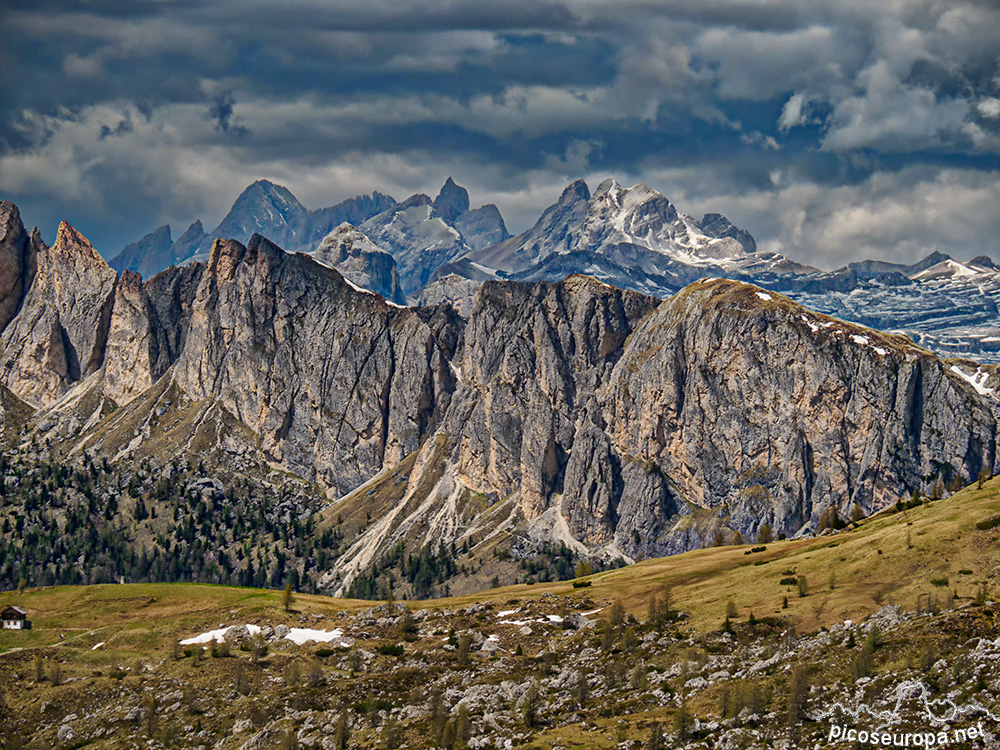 Foto: Al fondo y de izquierda a derecha Sass Rigais, Furcheta y Piz Puez, la foto esta hecha desde la Punta di Zonia, junto al Passo Giau. Dolomitas, Italia.